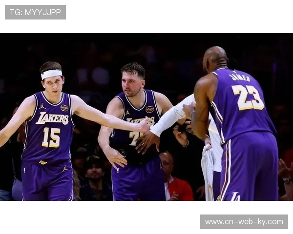 湖人詹姆斯与东契奇里夫斯同场152分钟 净效率值-9.6待优化 湖人詹姆斯与东契奇里夫斯同场152分钟 净效率值-9.6待优化